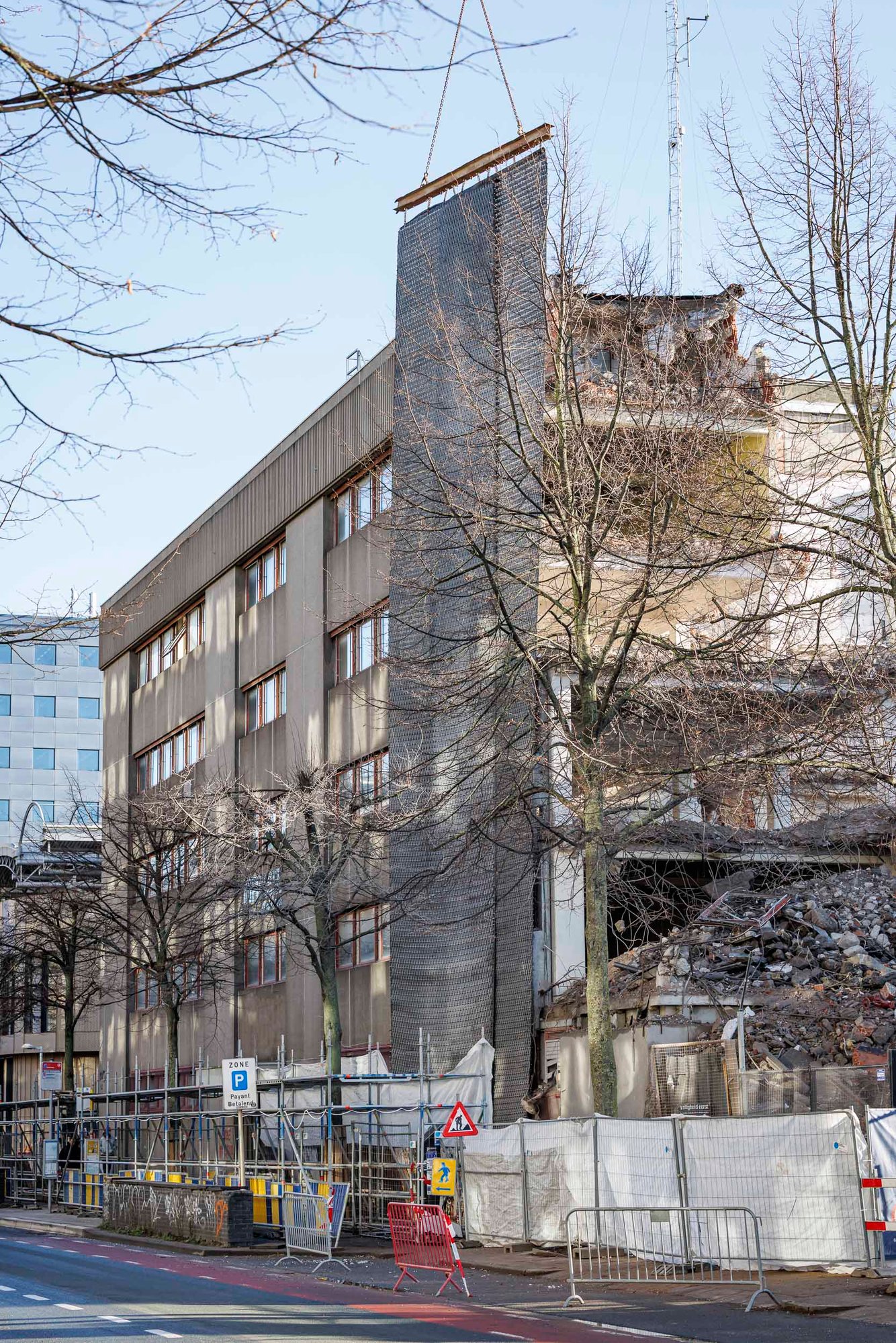 Installing a dust curtain in a city-centre building with limited access space