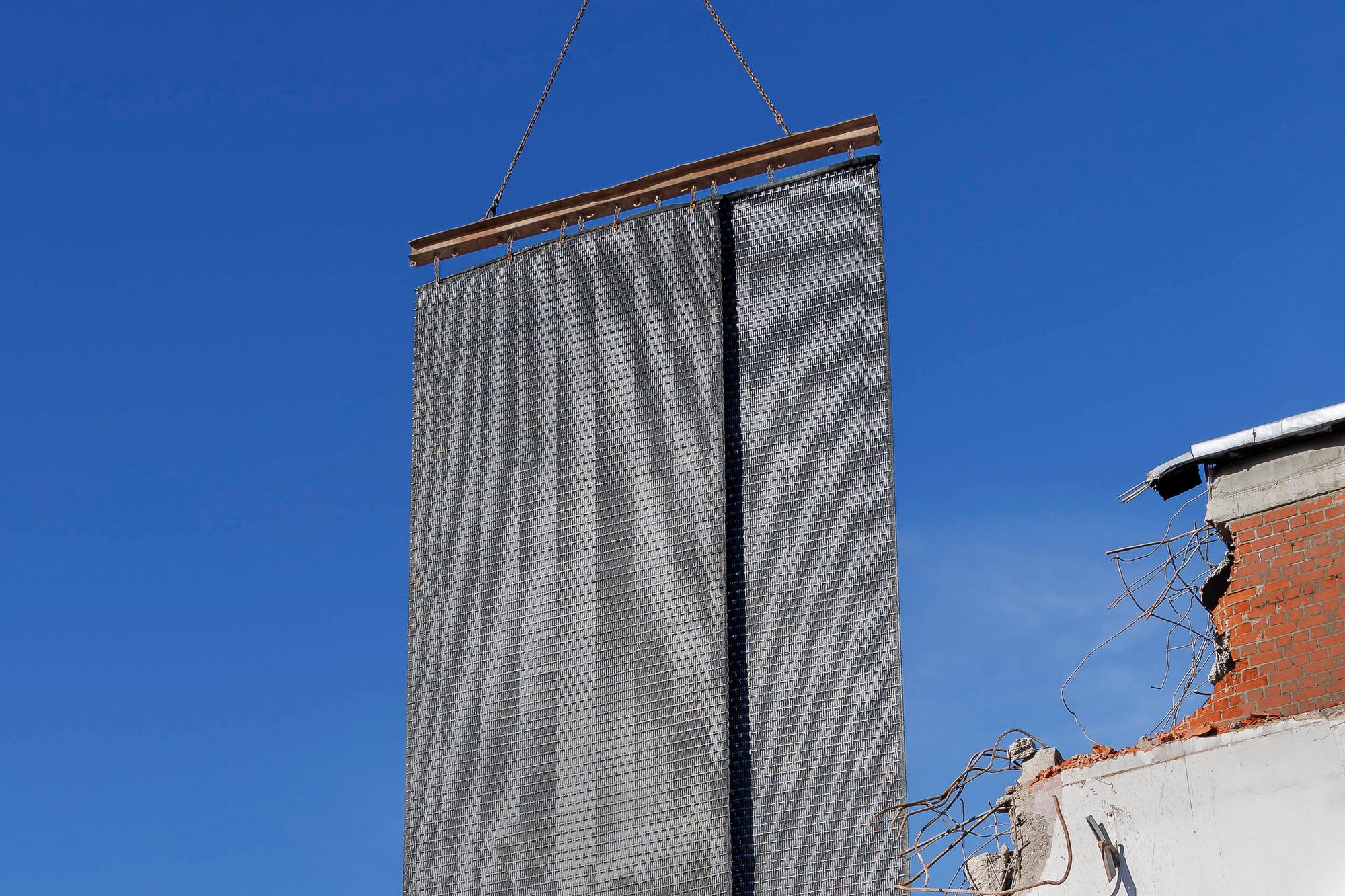 Close-up of dust curtain overlap for improved sealing on an inner-city building site